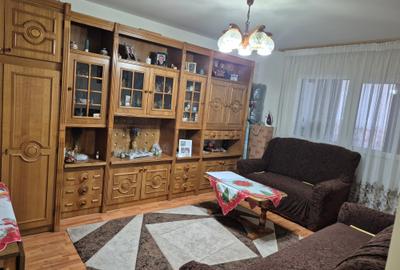 Apartament cu 3 camere decomandat în Florilor