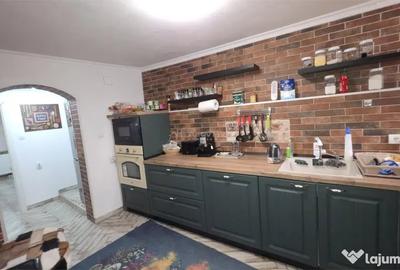 Casă cu 8 camere cu Teren 342 Mp în Central