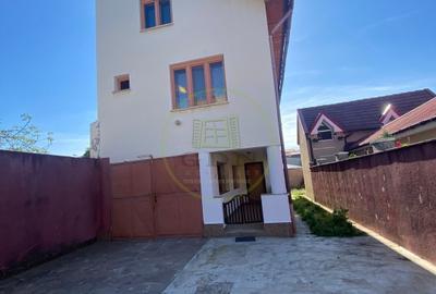 Casă individuală cu 6 camere cu Canalizare în Rogerius
