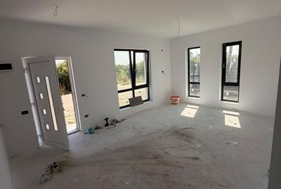 Casă cu 3 camere cu Teren 300 Mp în Central