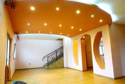 Casă cu 4 camere decomandat în Central