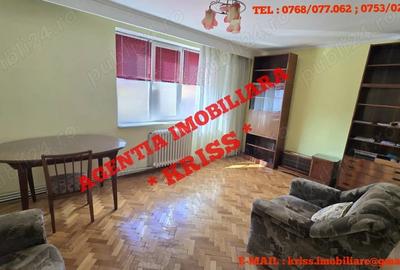 Apartament cu 4 camere decomandat în Teilor