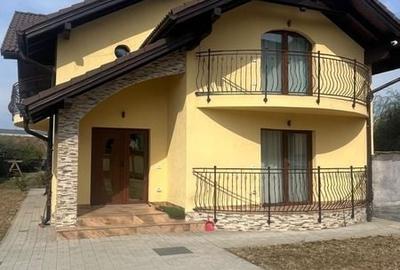 Casă cu 4 camere cu Teren 190 Mp în Central