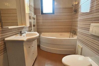Apartament cu 3 camere decomandat în Tractorul
