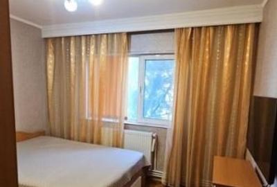 Apartament cu 3 camere semidecomandat, mobilat în Far