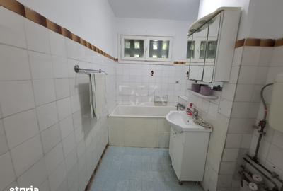 Apartament cu 3 camere semidecomandat în Militari