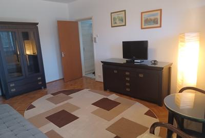 Apartament cu 3 camere semidecomandat în Calea Călărașilor