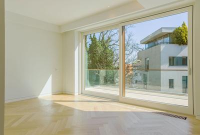 Apartament cu 4 camere semidecomandat în Aviatorilor