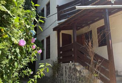 Casă cu 6 camere cu Teren 407 Mp în Lerești