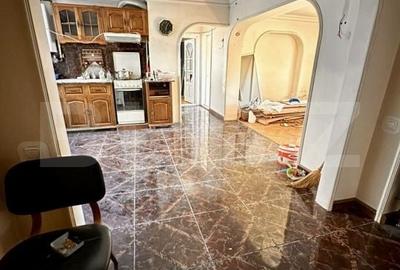 Apartament cu 4 camere în Dâmbu Pietros