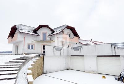 Casă cu 8 camere cu Teren 2650 Mp în Ițcani