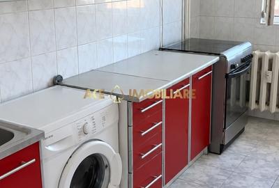 Apartament cu 3 camere semidecomandat, mobilat în Ștefan cel Mare