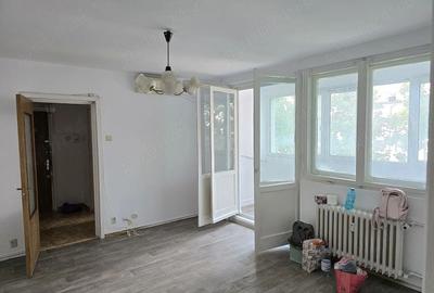 Apartament cu 3 camere semidecomandat în Gorjului
