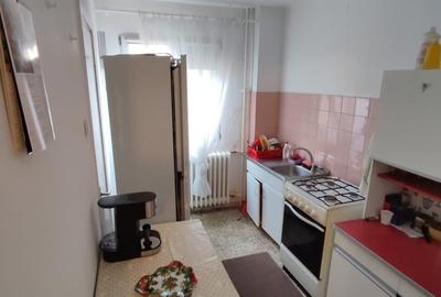 Apartament cu 2 camere decomandat în Apărătorii Patriei