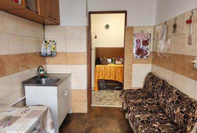 Apartament cu 3 camere semidecomandat în Narcisa