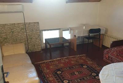 Garsonieră decomandată în Micul Dallas