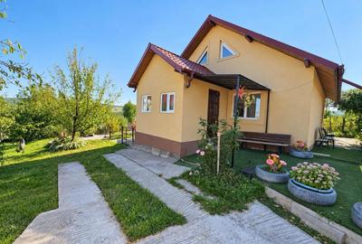 Casă individuală cu 4 camere cu Teren 1000 Mp în Central