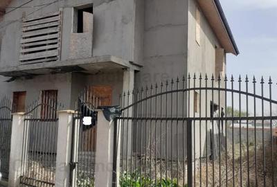 Casă cu 4 camere cu Canalizare în Cazasu