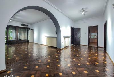 Apartament cu 5 camere decomandat, mobilat în P-ța Romană