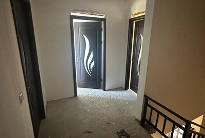 Casă cu 4 camere în Lumina
