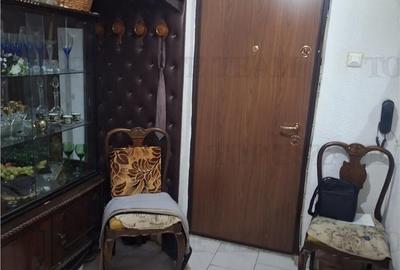 Apartament cu 3 camere semidecomandat în Tei