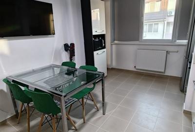 Apartament cu 3 camere semidecomandat în Central