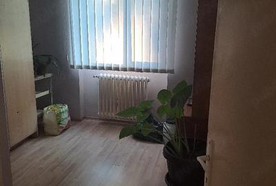 Apartament cu 3 camere semidecomandat în Dacia