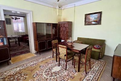 Casă cu 5 camere cu Canalizare în Central - 1