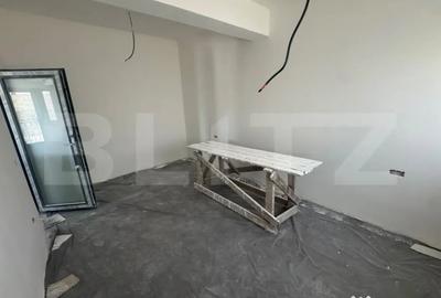 Apartament cu 3 camere semidecomandat în Rediu
