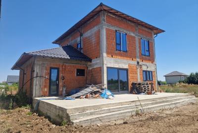Casă cu 4 camere în Domnești