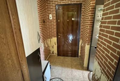 Apartament cu 3 camere semidecomandat în Craiovița Nouă