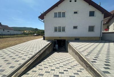 Casă individuală cu 6 camere cu Canalizare în Petrești - 11