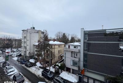 Apartament cu 3 camere semidecomandat în Aviatorilor