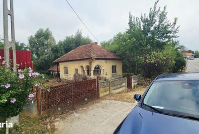 Casă cu 2 camere cu Teren 5700 Mp în Central
