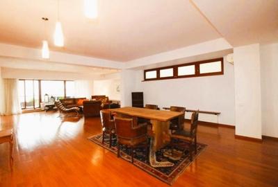 Apartament cu 3 camere semidecomandat, mobilat în Calea Victoriei
