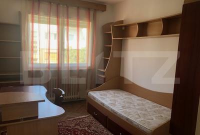 Apartament cu 3 camere semidecomandat, mobilat în Central - 1