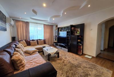 Apartament cu 3 camere semidecomandat în Dacia