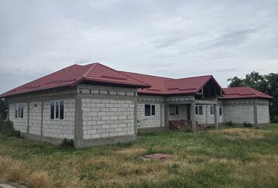 Casă cu 4 camere în Boboc
