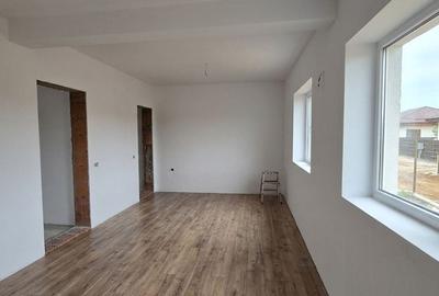 Casă cu 4 camere semidecomandat cu Teren 350 Mp în Clinceni - 1