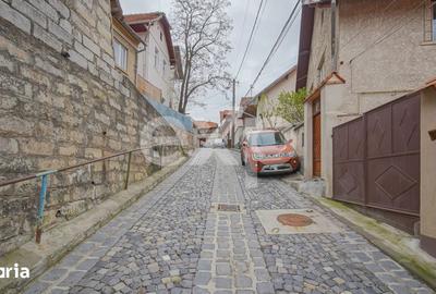 Casă cu 2 camere cu Teren 24 Mp în Schei