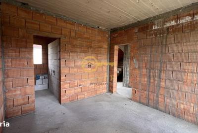 Casă cu 4 camere în Cristian