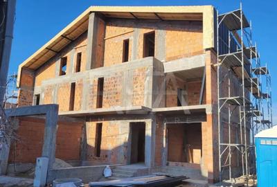 Casă cu 5 camere cu Teren 250 Mp în Central