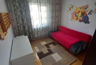 Apartament cu 3 camere semidecomandat în Micro 6