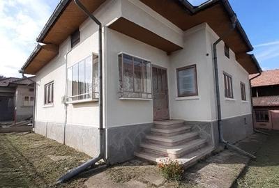 Casă individuală cu 4 camere cu Teren 998 Mp în Izvoarele - 1