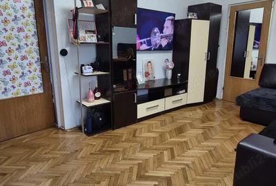 Apartament cu 2 camere decomandat în 1 Decembrie