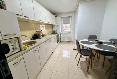 Apartament cu 3 camere decomandat, mobilat în Sud