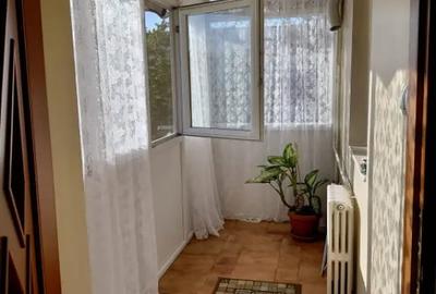 Apartament cu 3 camere decomandat în Craiovița Nouă