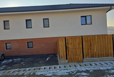 Duplex cu 4 camere cu Canalizare în Chinteni