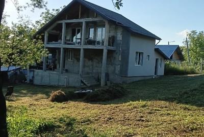 Casă individuală cu 4 camere cu Canalizare în Central - 1