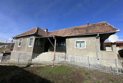 Casă cu 2 camere cu Teren 4022 Mp în Central